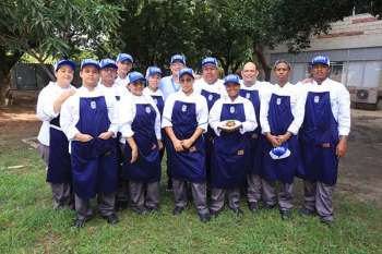 Estudiantes del programa de Gastronomía de la Institución Universitaria de Santa Marta (USM), responsables de la preparación de la receta, junto al director del programa, Redames Ferreira.