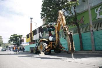 Para la demolición del primer tramo de la Avenida Campo Serrado es indispensable el uso de maquinaria pesada.