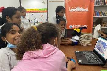 Niños observando el proyecto audiovisual ganador del Fodca 2022, ‘Realidad Virtual para Museo Isla el Gran Morro’.