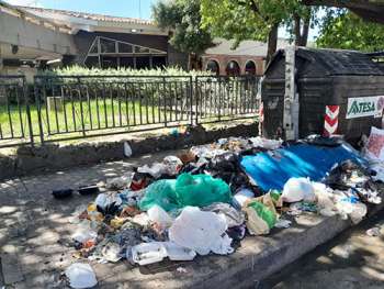 La falta de cultura ciudadana por parte de los samarios ha provocado que los contenedores permanezcan rebozados.