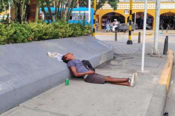 Habitante en condición de calle descansa en plena vía pública de la intersección de la avenida del Libertador (calle 14) con carrera 11, reflejando uno de los crecientes problemas social eque afectan a la ciudad.