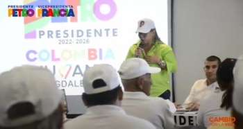 La presidenta de Edumag María Del Carmen Ceballos, en plena actividad proselitista a favor de la campaña de Gustavo Petro, lo que evidencia una clara participación suya en política.