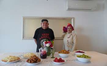 Dilia Alarcón, chef de Santa Marta con más de 30 años de experiencia y su ayudante de cocina Alfredo Ospina, con quien lleva más de 15 años preparando deliciosos platos para todos sus clientes. Derechos Reservados/ELINFORMADOR