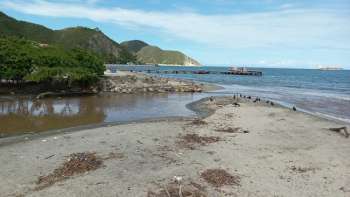 Desembocadura del río Manzanares en la playa Los Cocos en Santa Marta. Foto: EL INFORMADOR.