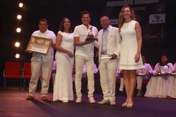 Carlos Vives junto a su esposa Claudia Elena Vásquez, recibieron el Galardón Pescaíto Dorado 2023.