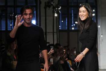 Después de la muerte de Óscar de la Renta en 2014, la firma continuó operando con éxito y mantuvo su enfoque en la alta moda y el diseño exclusivo. Tras el fallecimiento del diseñador, Peter Copping estuvo al frente dos años, previo a la entrada de Laura Kim (derecha) y Fernando García (izquierda), quienes trabajaron previamente con De la Renta. (Foto EFE/EPA/Jason Szenes)