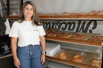 Lourdes Martínez, propietaria de la panificadora Macondo, que ofrece una variedad de deliciosos panes en Santa Marta. 