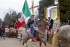 Los vaqueros rindieron homenaje a la Virgen de Guadalupe. Algunos de ellos llevaban banderas de México y Estados Unidos. | Crédito: Facebook del Santuario de Nuestra Señora de Guadalupe en Chicago.